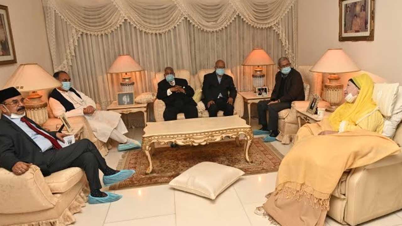 খালেদা জিয়ার সাথে সাক্ষাৎ করতে বাসভবনে বিএনপির স্থায়ী কমিটির নেতারা